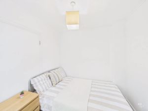 BEDROOM - click for photo gallery